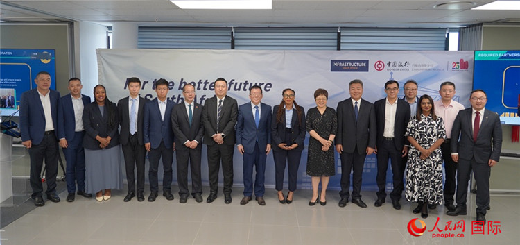 與會(huì)嘉賓合影。人民網(wǎng) 劉暢攝