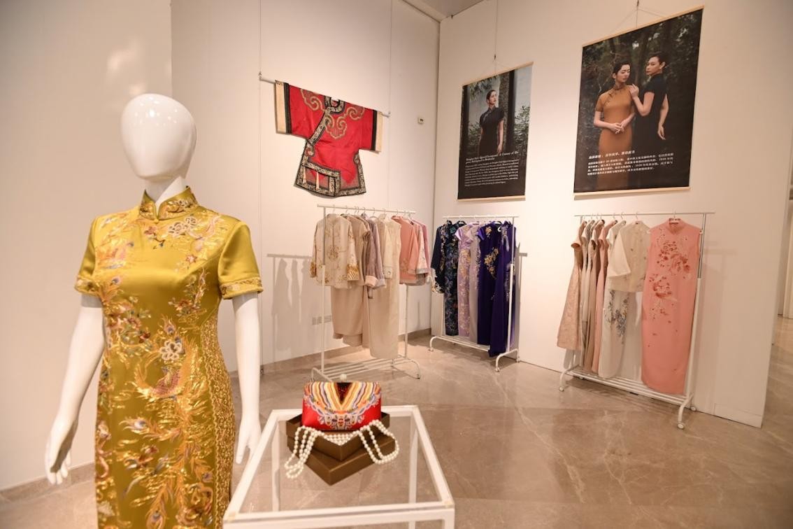 展覽現(xiàn)場展出各種款式的精美旗袍。新加坡中國文化中心供圖