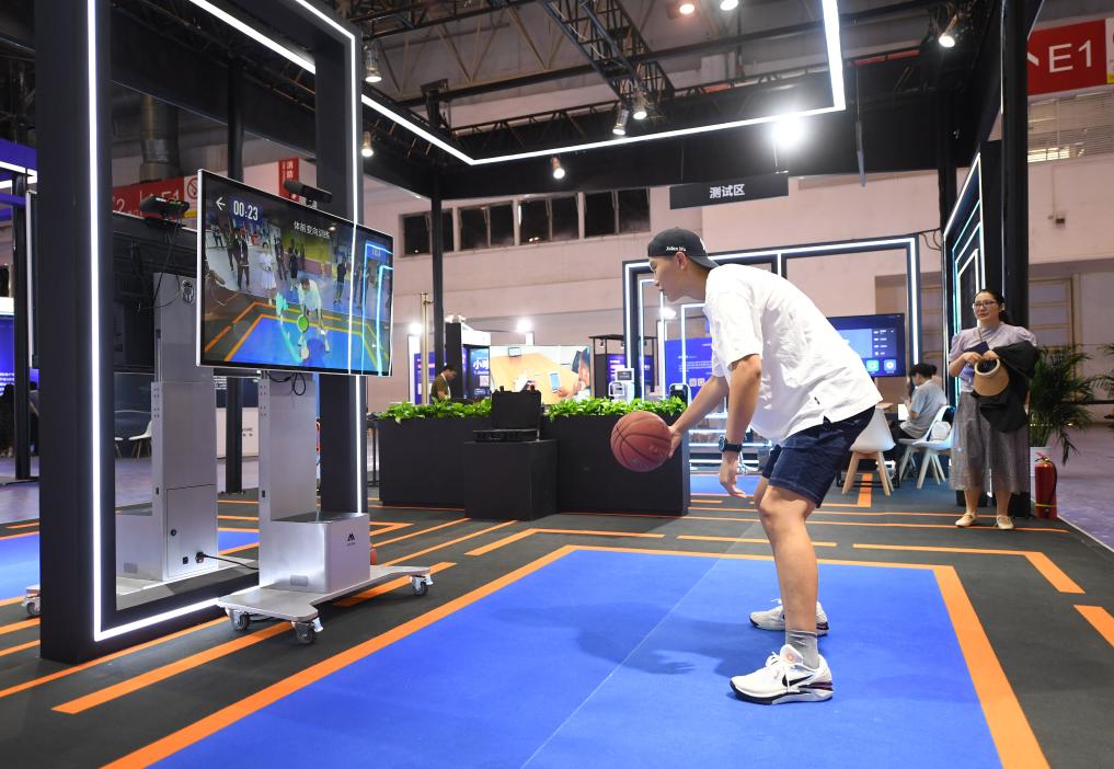 2023年8月25日，在HICOOL2023全球創(chuàng)業(yè)者峰會(huì)展覽展示區(qū)，觀眾體驗(yàn)AI智慧體育運(yùn)動(dòng)系統(tǒng)。當(dāng)日，HICOOL2023全球創(chuàng)業(yè)者峰會(huì)在位于北京市順義區(qū)的中國(guó)國(guó)際展覽中心（新館）開(kāi)幕。新華社記者 任超 攝