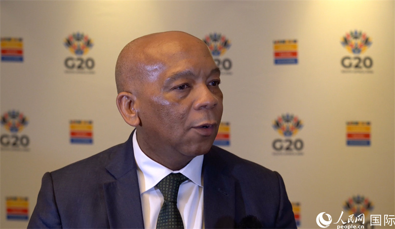 南非電力與能源部長洛西恩佐·拉莫豪帕接受人民網(wǎng)南非公司記者采訪。人民網(wǎng) 劉暢攝