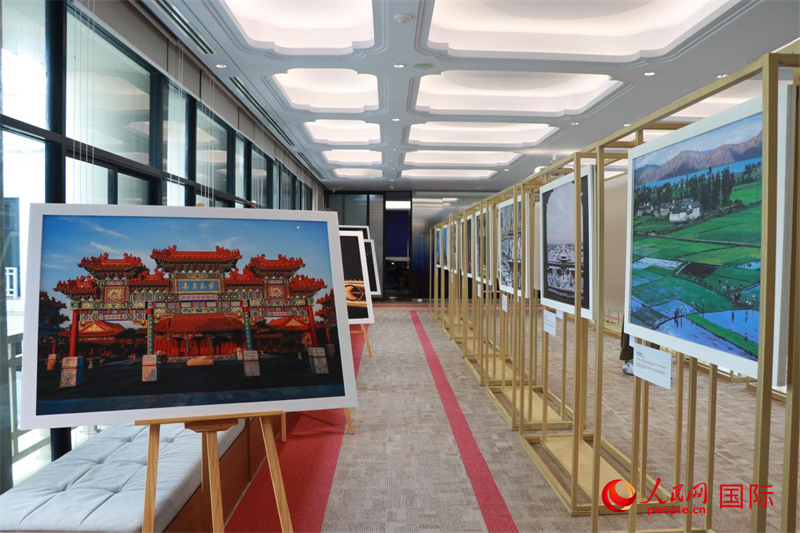 “遇見”攝影展現(xiàn)場。朱瀟逸攝