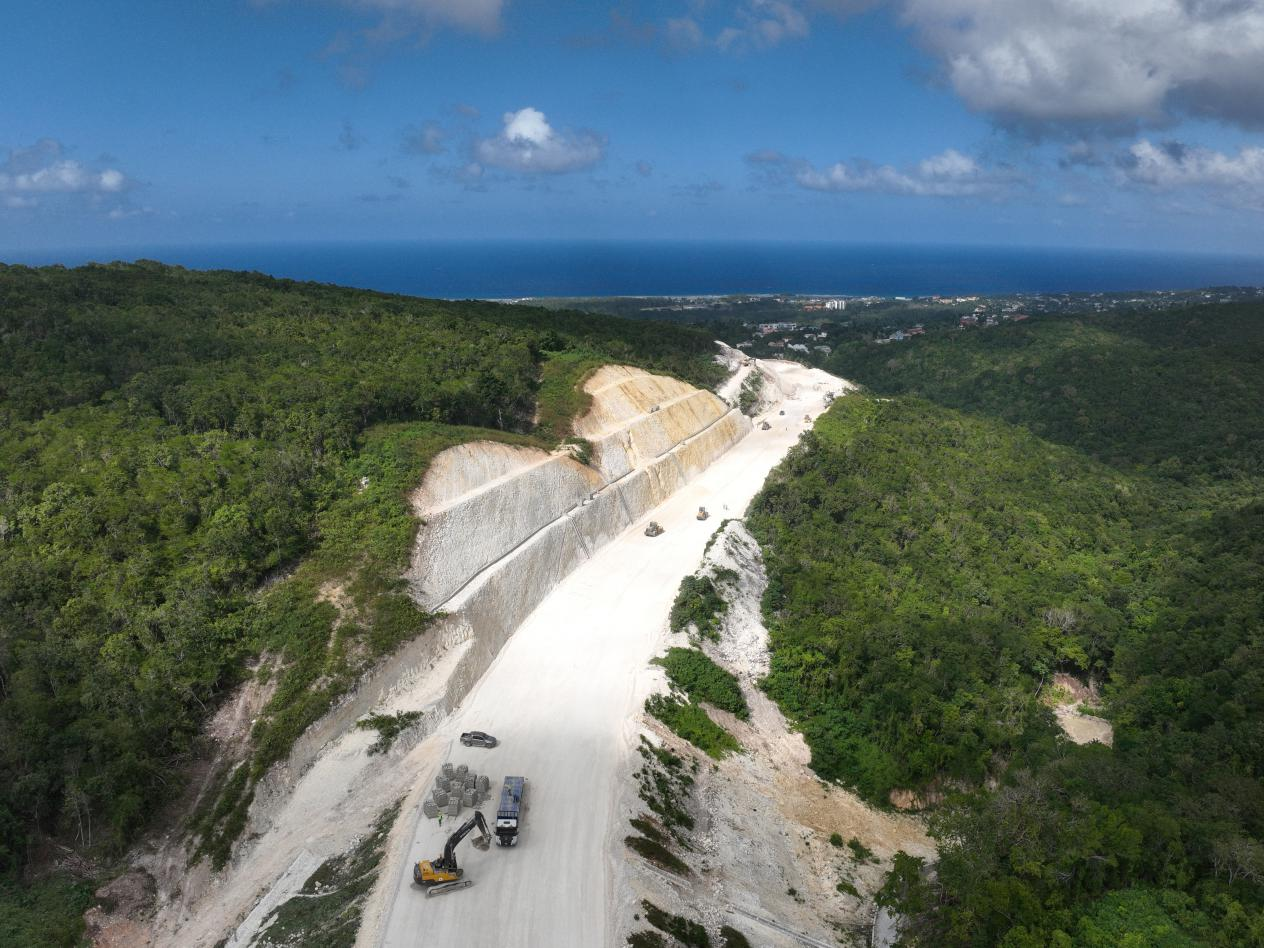 圖為中企承建的牙買加蒙特哥貝繞城路項(xiàng)目基層試驗(yàn)段正在進(jìn)行攤鋪和碾壓施工，相關(guān)施工工作已于近日順利完成。中國港灣美洲區(qū)域公司供圖