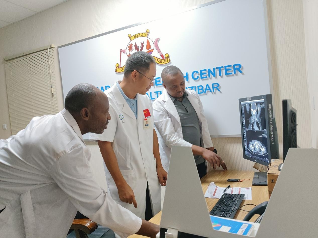 張建東主任指導(dǎo)當(dāng)?shù)蒯t(yī)生進(jìn)行影像分析 中國(guó)援桑醫(yī)療隊(duì) 供圖