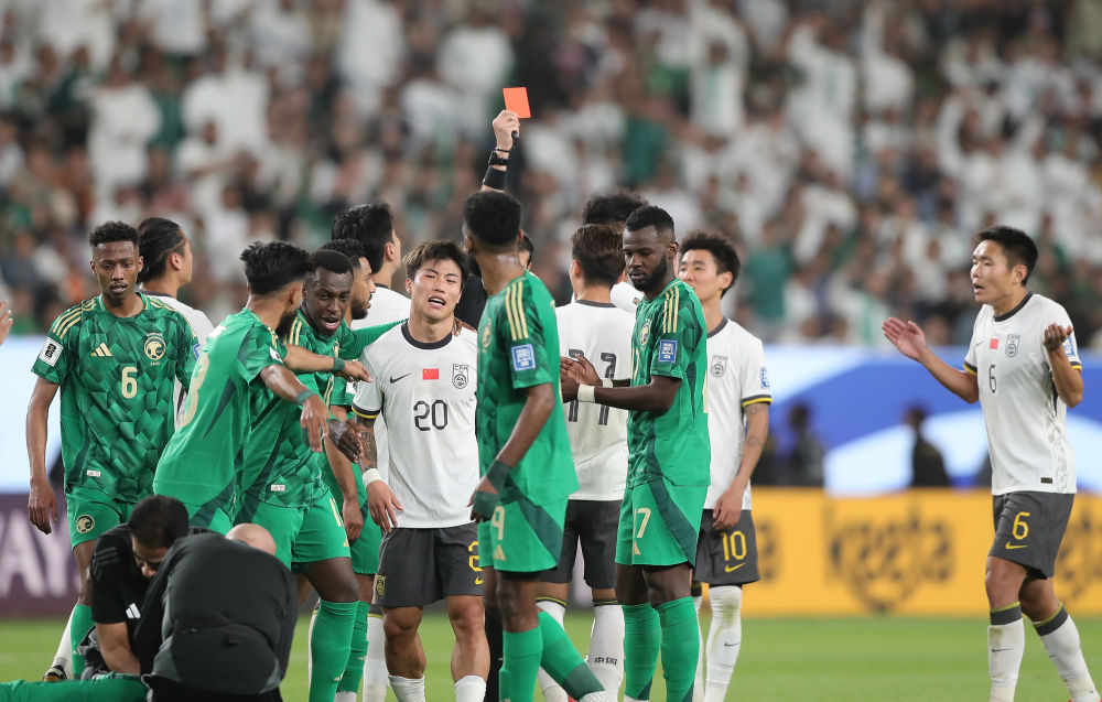 3月20日，主裁判向中國(guó)隊(duì)球員林良銘出示紅牌。新華社記者 王東震 攝