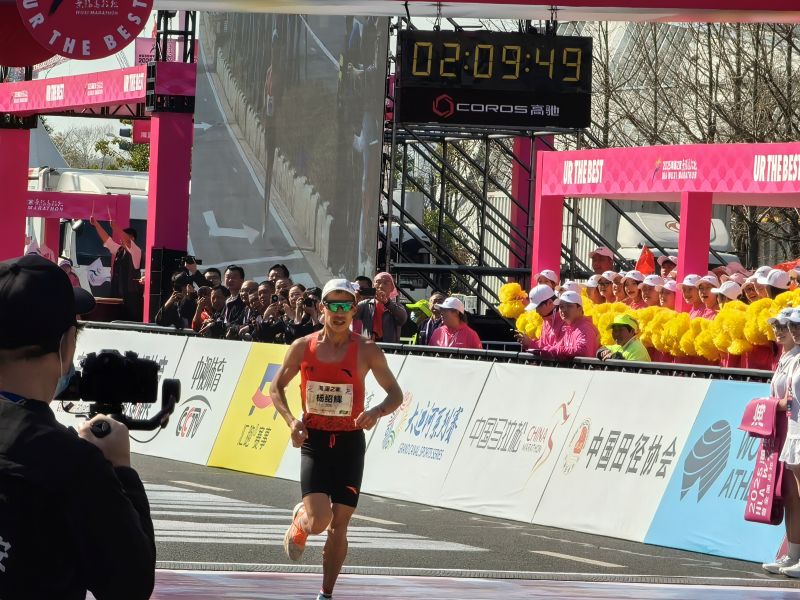 楊紹輝通過比賽終點(diǎn)。 人民網(wǎng)記者 楊磊攝