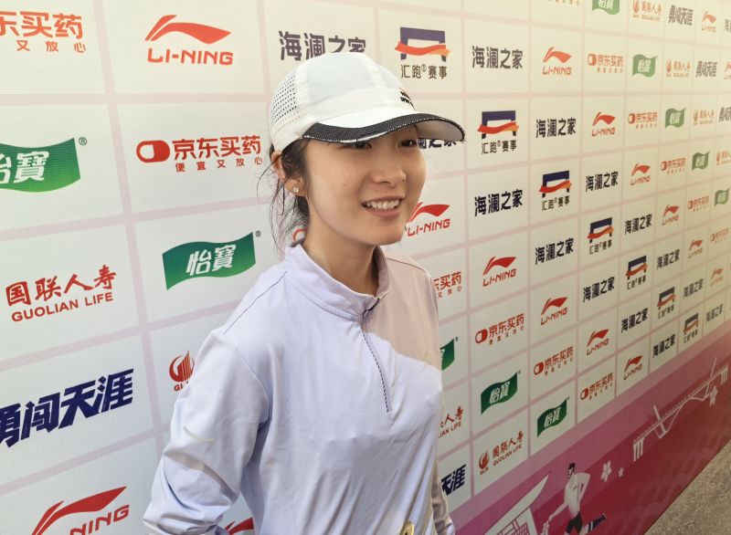 徐冰潔賽后接受采訪。 人民網(wǎng)記者 楊磊攝