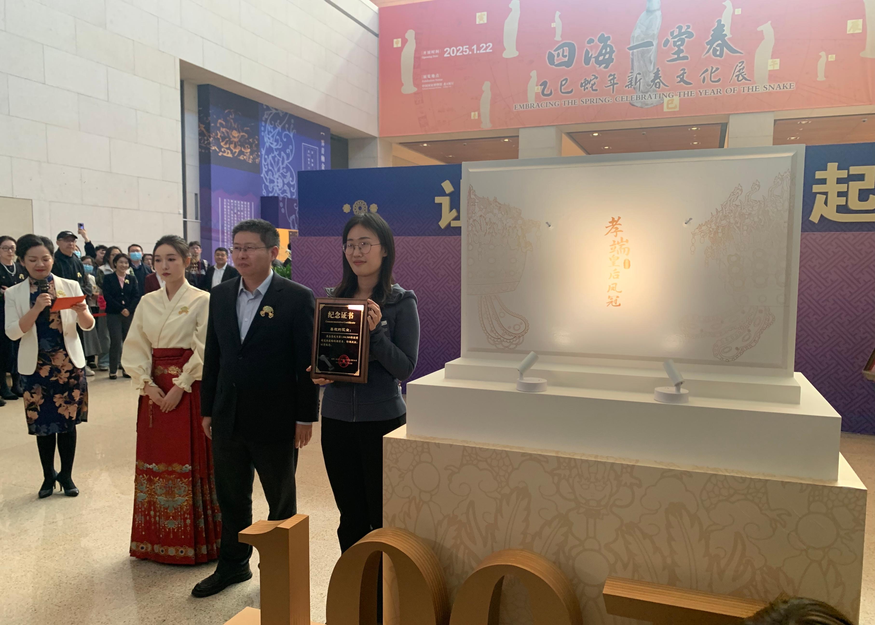 國博文創(chuàng)團隊精心準備了“紀念款鳳冠冰箱貼”和紀念證書贈送給第100萬件鳳冠冰箱貼的購買者。人民網記者 劉穎穎攝