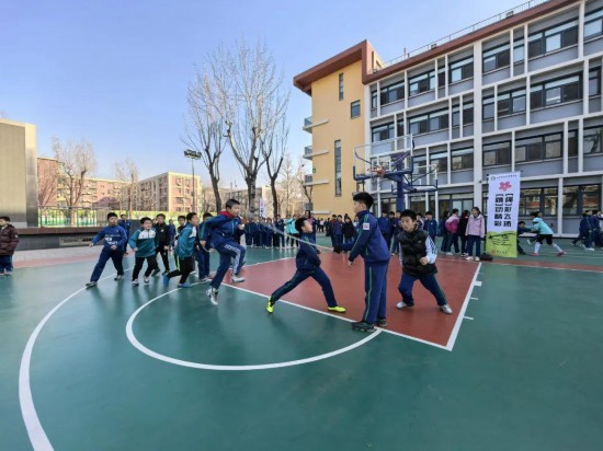 北京師范大學(xué)實(shí)驗(yàn)小學(xué)開展跳繩比賽。