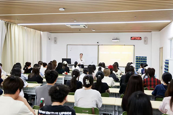 深圳職業(yè)技術(shù)大學(xué)黨委副書記、校長(zhǎng)許建領(lǐng)為學(xué)生授課。學(xué)校供圖