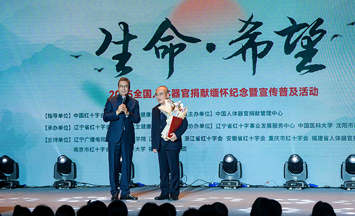 中國(guó)紅十字會(huì)副會(huì)長(zhǎng)白巖松在現(xiàn)場(chǎng)采訪“人民英雄”張定宇教授。主辦方供圖