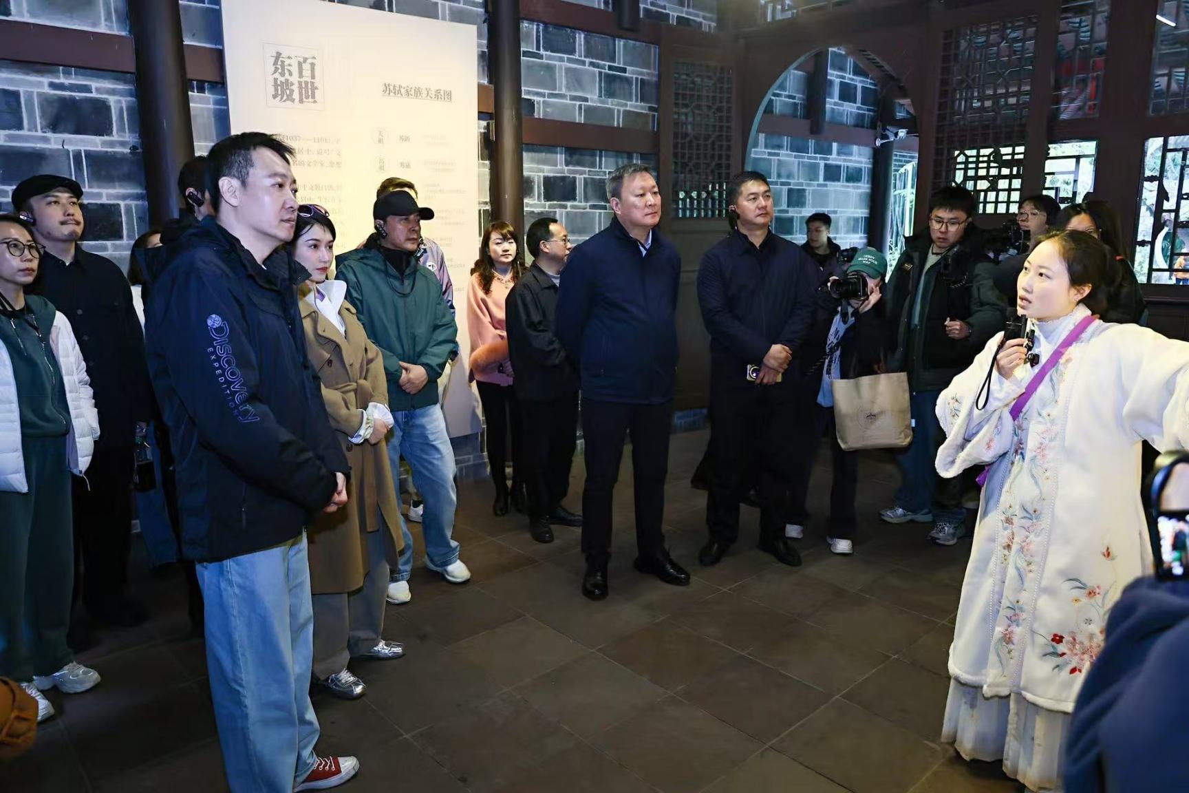 《蘇堤春曉》劇組在眉山三蘇祠參觀學習。受訪者供圖