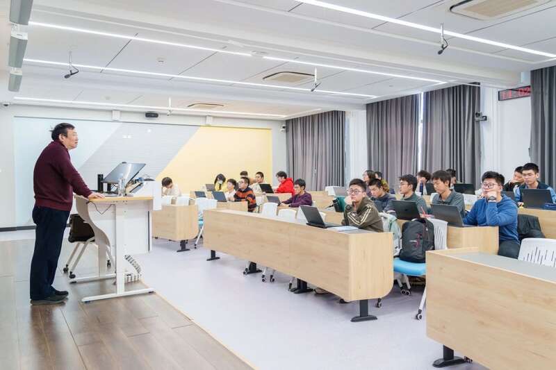 北航面向全校本科生開設《人工智能導論》通識必修課。校方供圖