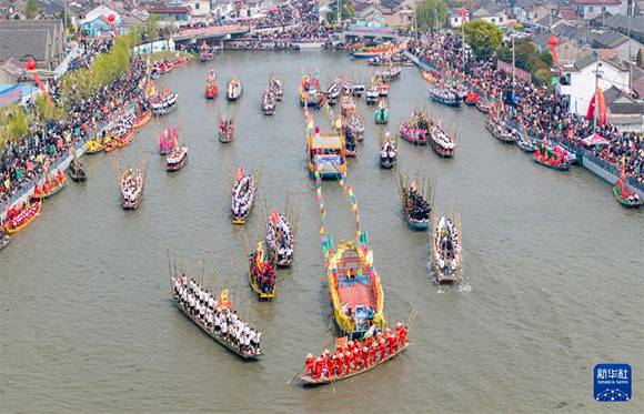 ?4月4日，選手在參加茅山會船盛會（ 無人機照片）。?新華社發(fā)（顧繼紅 攝）