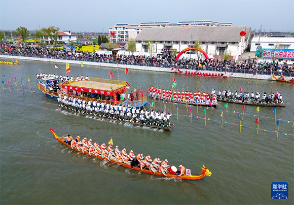 4月4日， 選手在參加茅山會船盛會（無人機照片）。新華社發(fā)（顧繼紅 攝）