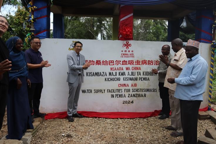 中國(guó)援助桑給巴爾血吸蟲病防治技術(shù)項(xiàng)目安全供水工程揭牌儀式日前在當(dāng)?shù)嘏e行。 施亮攝