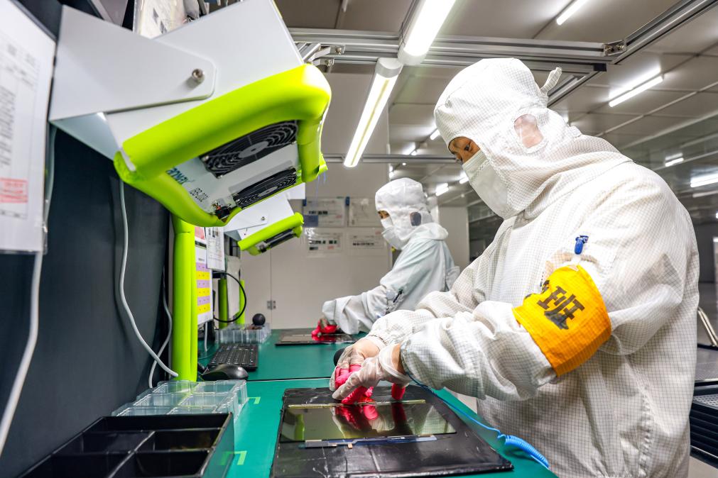 3月27日，在位于寧夏賀蘭工業(yè)園區(qū)的湯姆森電氣有限公司生產(chǎn)車間內(nèi)，工作人員制作硅膠絕緣護(hù)套。新華社記者 楊植森 攝