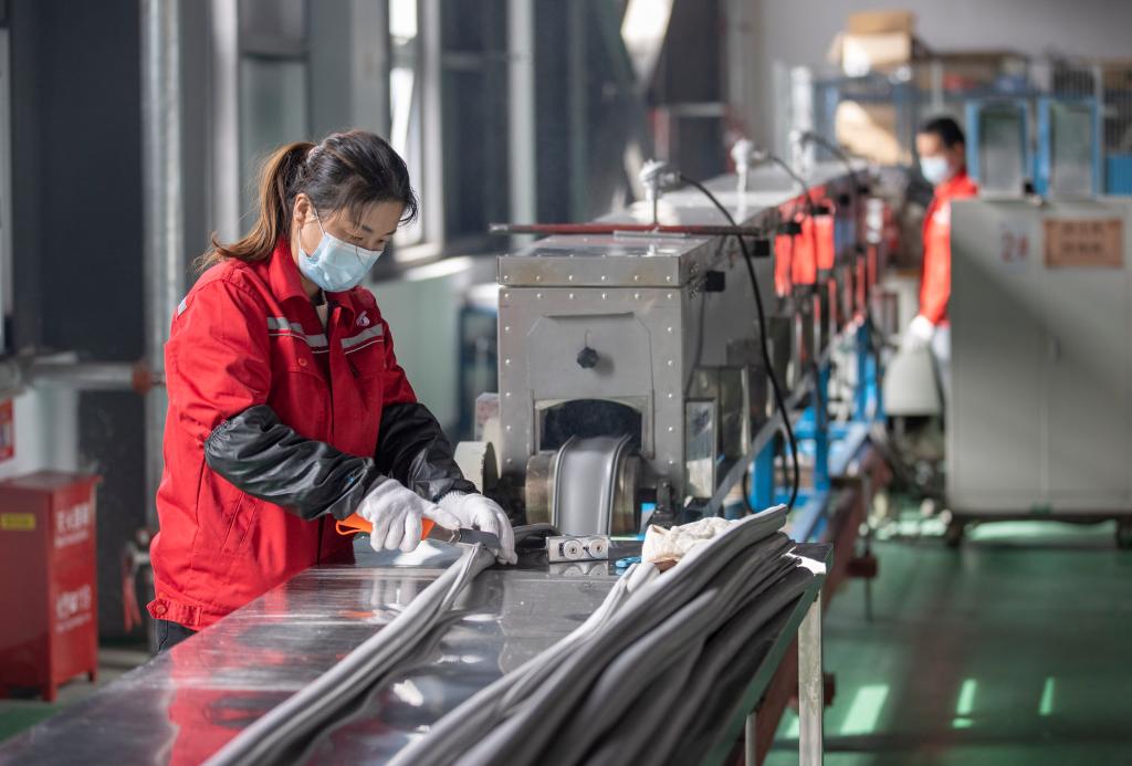 3月27日，在位于寧夏賀蘭工業(yè)園區(qū)的湯姆森電氣有限公司生產(chǎn)車間內(nèi)，工作人員制作硅膠絕緣護(hù)套。新華社記者 楊植森 攝