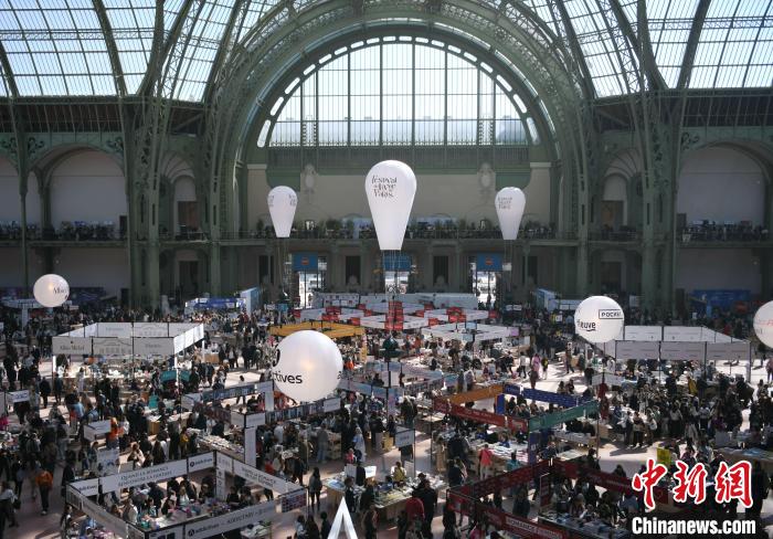 當?shù)貢r間4月11日，2025年巴黎圖書節(jié)在巴黎大皇宮揭幕。圖為巴黎大皇宮的圖書節(jié)現(xiàn)場。中新社記者 李洋 攝