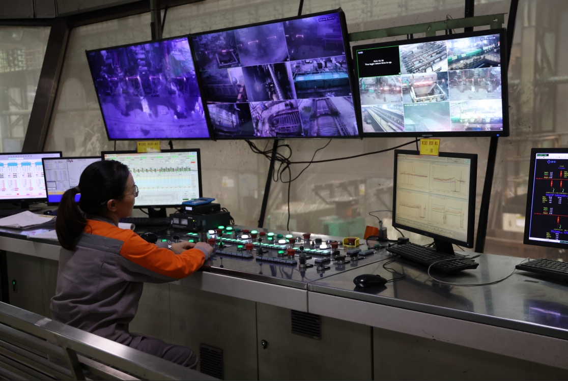 工作人員在馬中關(guān)丹產(chǎn)業(yè)園內(nèi)的聯(lián)合鋼鐵生產(chǎn)車間內(nèi)工作。（人民日報(bào)記者楊一 攝）