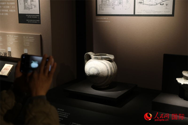 參觀者在拍攝。4月14日，來自希臘伊拉克利翁考古博物館的文物在故宮博物院展出。（人民網(wǎng) 張澤宇攝）