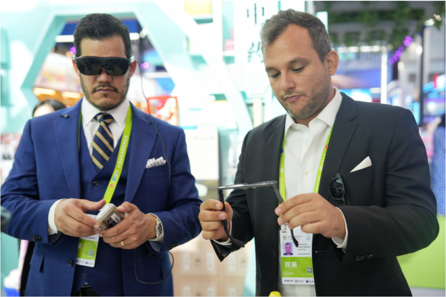 觀展嘉賓體驗科技消費新產(chǎn)品。中國國際消費品博覽會組委會網(wǎng)上新聞中心供圖