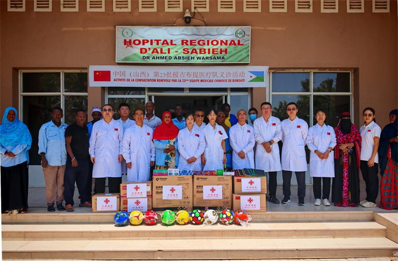 中國（山西）第23批援吉布提醫(yī)療隊(duì)在當(dāng)?shù)亻_展義診，并捐贈一批急需藥品。中國（山西）第23批援吉布提醫(yī)療隊(duì)供圖