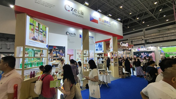 觀展者在各國展臺采購、咨詢。人民網(wǎng)記者 李彤攝