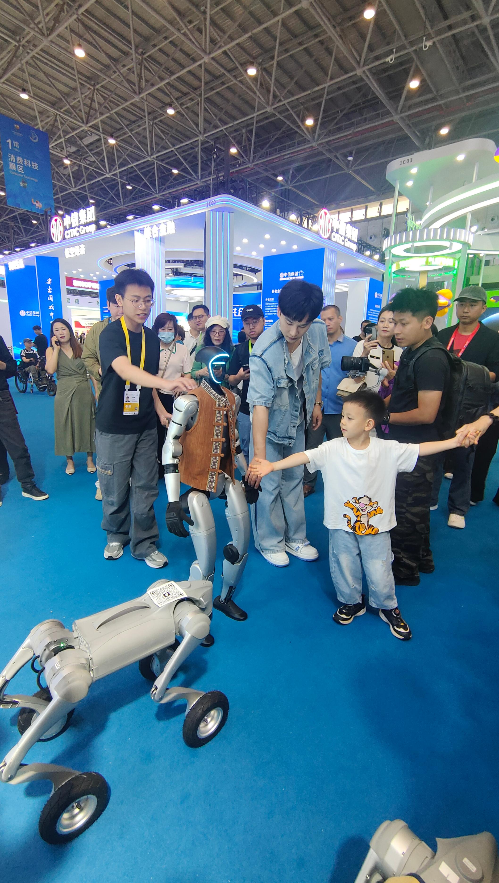 消博會現(xiàn)場，機器人等科技消費產(chǎn)品吸引觀展者駐足。人民網(wǎng)記者 李彤攝