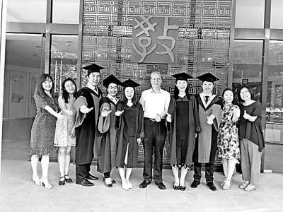 鐘秉林（右五）和學生在一起