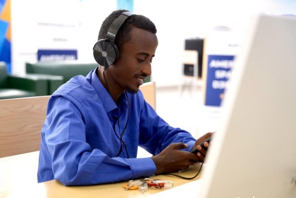 在明亮現(xiàn)代的信息技術(shù)閱覽室，當(dāng)?shù)刈x者正在沉浸式學(xué)習(xí)，塔里克·易卜拉欣攝