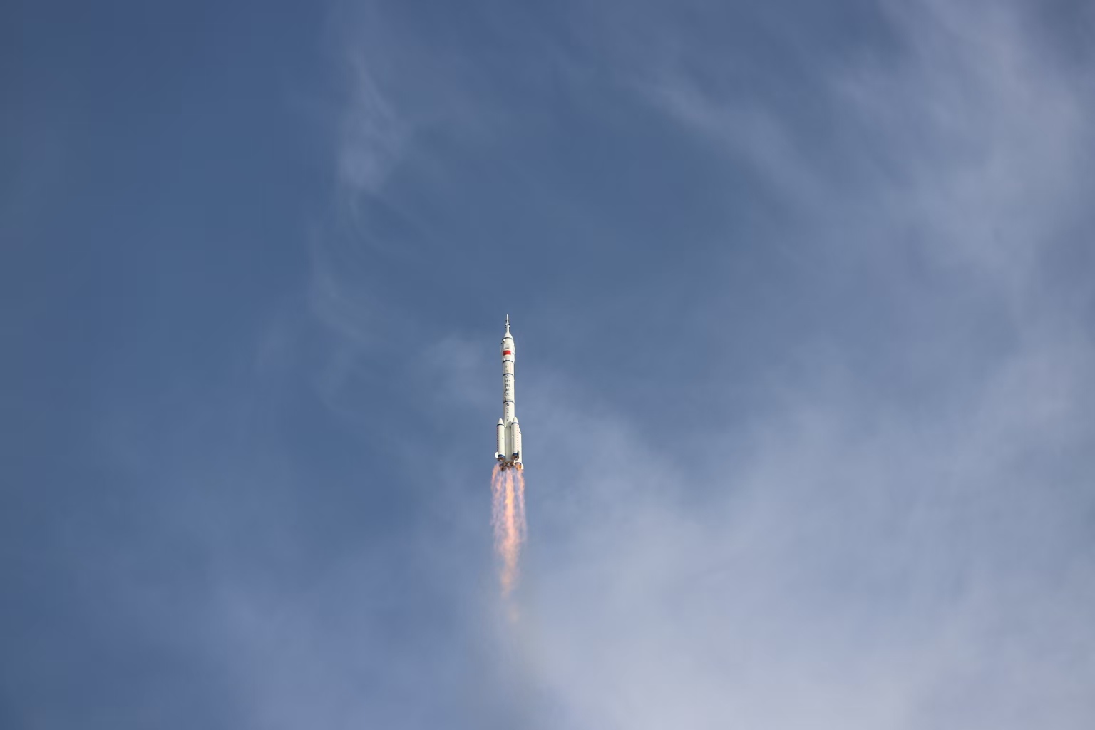 長征二號F遙二十運(yùn)載火箭點(diǎn)火發(fā)射。人民網(wǎng)記者 黃帆攝