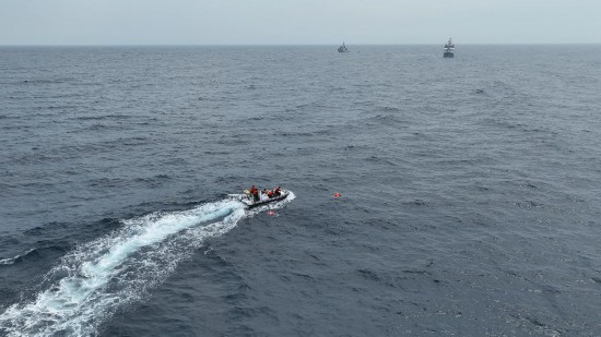 4月23日，中越海警開(kāi)展海上聯(lián)合搜救演練，模擬營(yíng)救落水人員。（中國(guó)海警供圖）