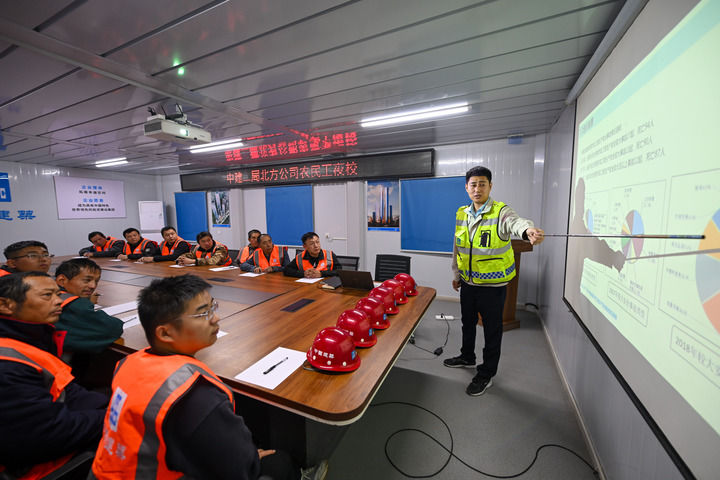 2024年11月13日，在中建二局北方公司天津項目部，工程技術人員為勞動者開展技能培訓。新華社記者 孫凡越 攝