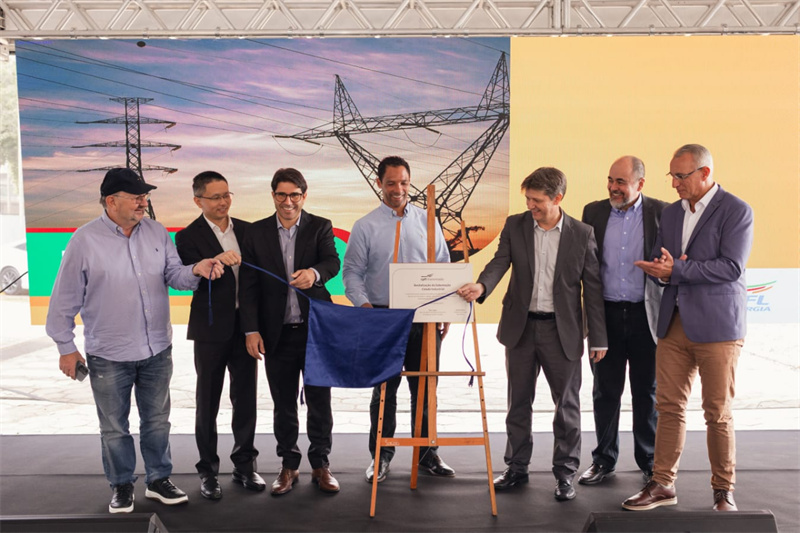 CPFL公司執(zhí)行副總裁弗拉維奧·恩里克·里貝羅（中）、CPFL輸電公司總裁李甫（左二）、南里奧格蘭德州州議員阿洛伊西奧·克拉斯曼（左一）、州長代表豪爾赫·波佐邦（右一）等出席投運儀式。 中國國家電網(wǎng)巴西電力CPFL公司供圖