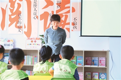 田桂月帶領(lǐng)孩子共讀繪本《點(diǎn)》。李澤罡攝