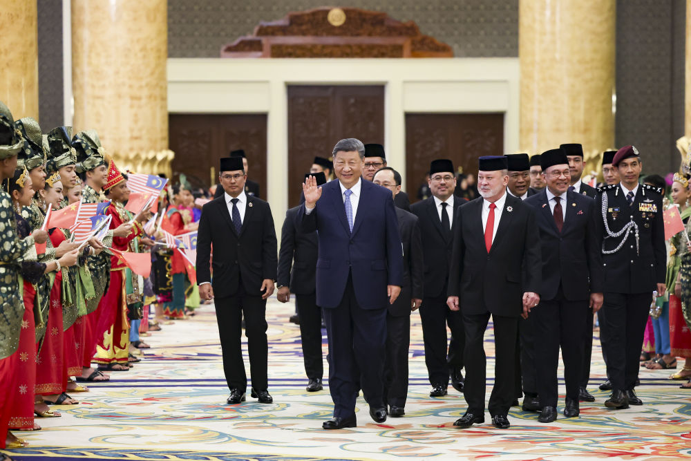 4月16日上午，馬來(lái)西亞最高元首易卜拉欣在馬來(lái)西亞國(guó)家王宮同中國(guó)國(guó)家主席習(xí)近平舉行會(huì)見(jiàn)。會(huì)見(jiàn)后，習(xí)近平出席易卜拉欣舉行的歡迎宴會(huì)。這是習(xí)近平向歡迎人群揮手致意。新華社記者 黃敬文 攝