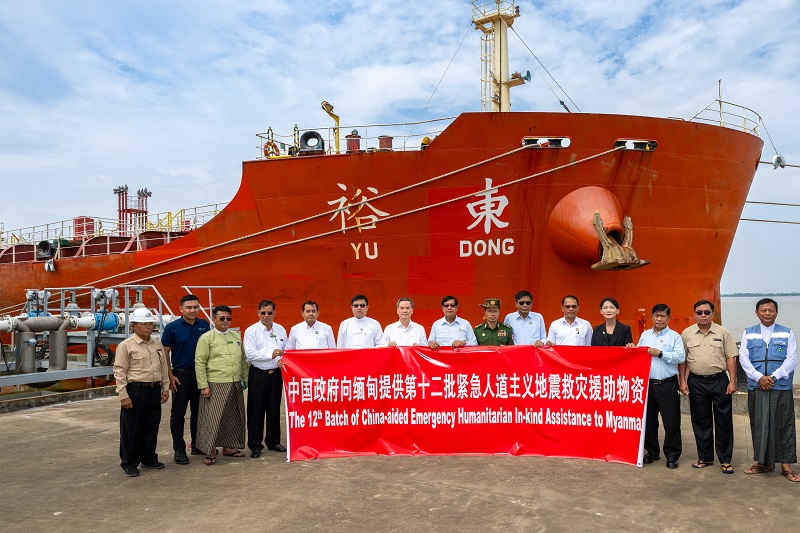 中國駐緬大使館歐陽道冰參贊、仰光省首席部長梭登及緬有關(guān)部門官員出席交接儀式。人民網(wǎng)記者 謝佳君攝