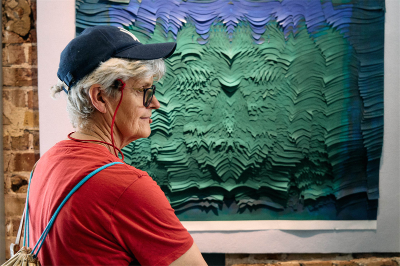 英國嘉賓在倫敦手工周中國館展出作品前駐足。楊浩鵬攝