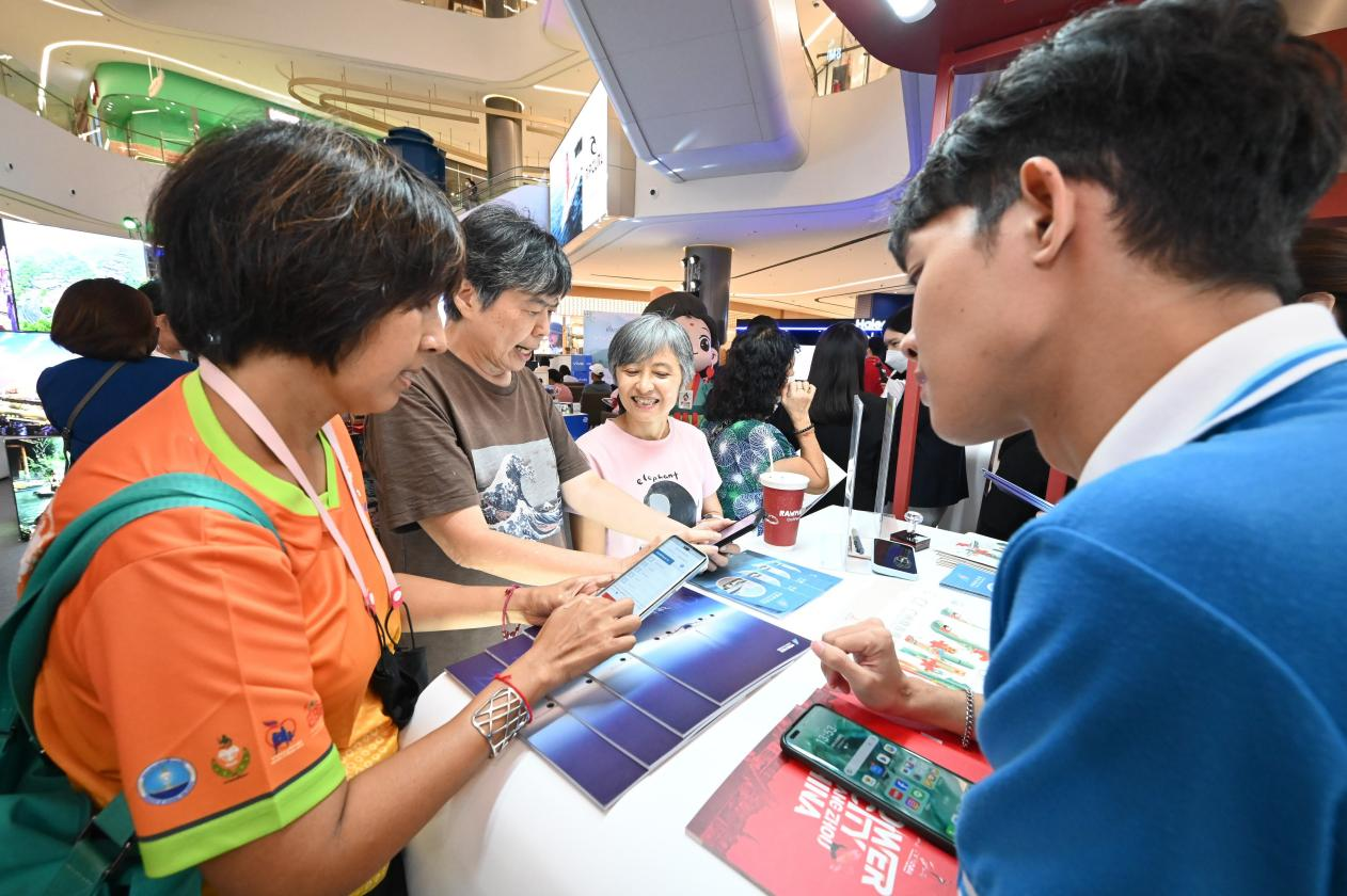 游客在航空公司展臺前了解機票優(yōu)惠活動。主辦方供圖