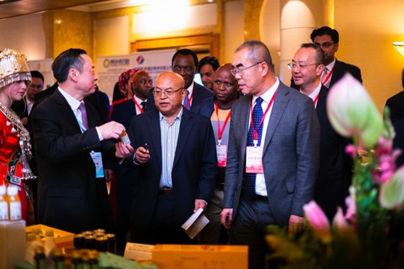 與會(huì)嘉賓走訪特色展臺(tái)。南非貴州商會(huì)供圖