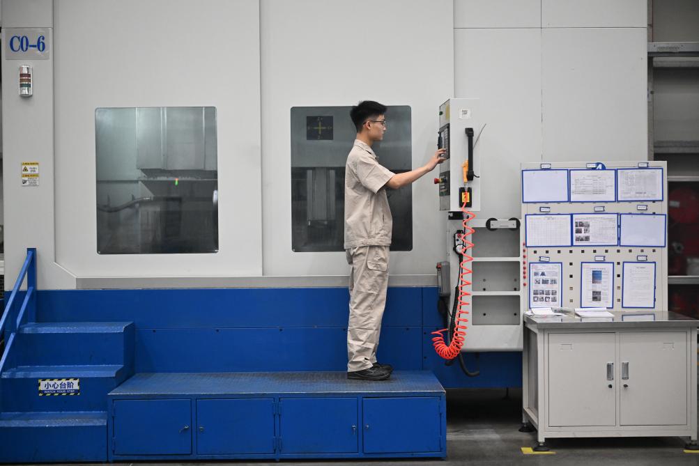 近日，工人在洛陽(yáng)軸承集團(tuán)股份有限公司的智能生產(chǎn)線(xiàn)上作業(yè)。新華社記者 李嘉南 攝