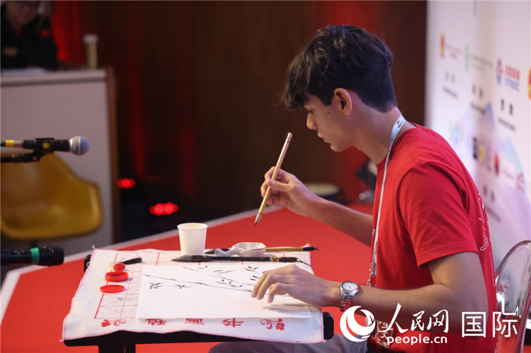 2025年“漢語橋”巴西賽區(qū)決賽的“才藝展示”環(huán)節(jié)，一名參賽者正在繪畫。人民網(wǎng)記者 時元皓攝