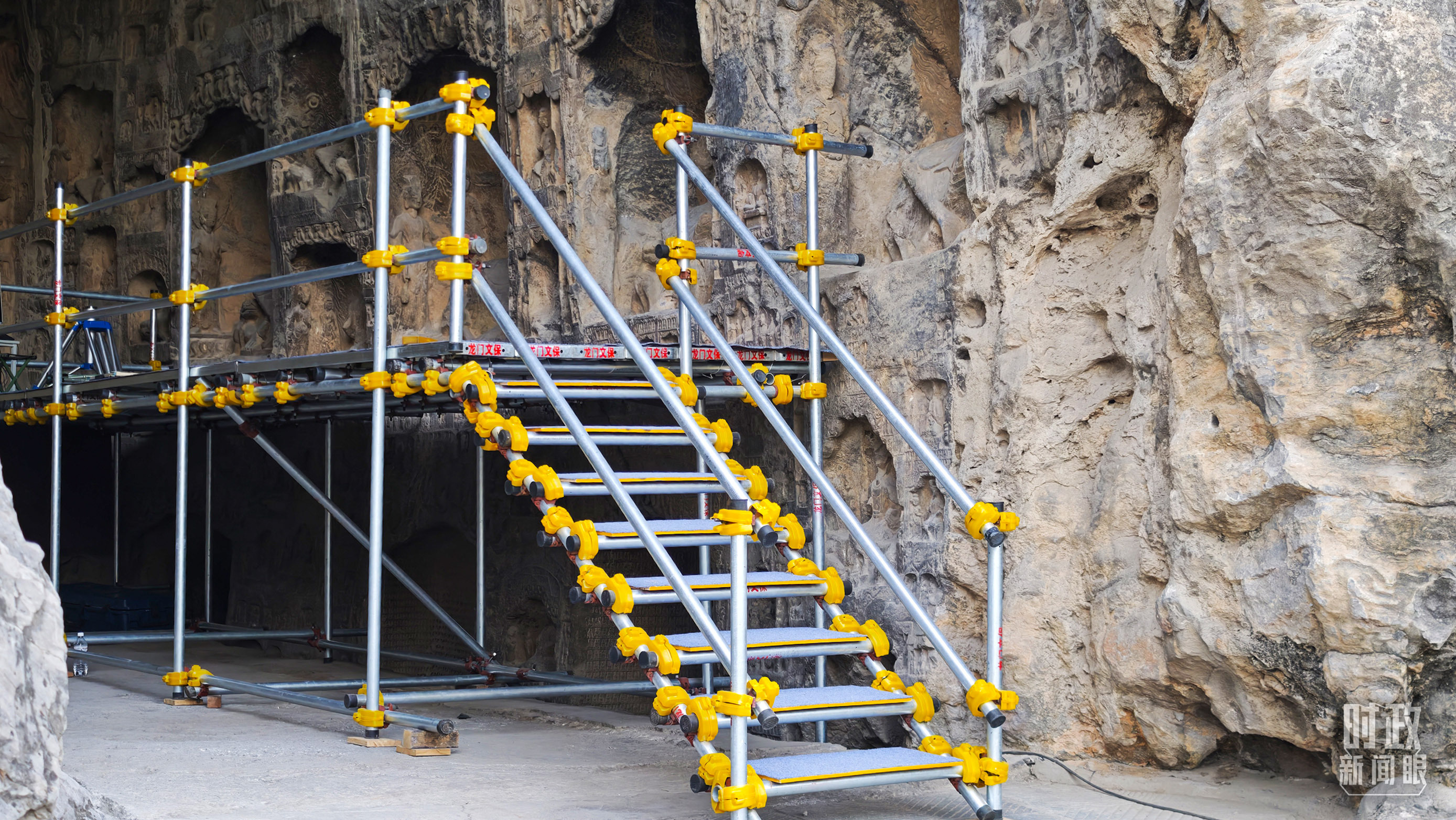 △龍門石窟古陽(yáng)洞文物修護(hù)現(xiàn)場(chǎng)。（總臺(tái)央廣記者潘毅拍攝）