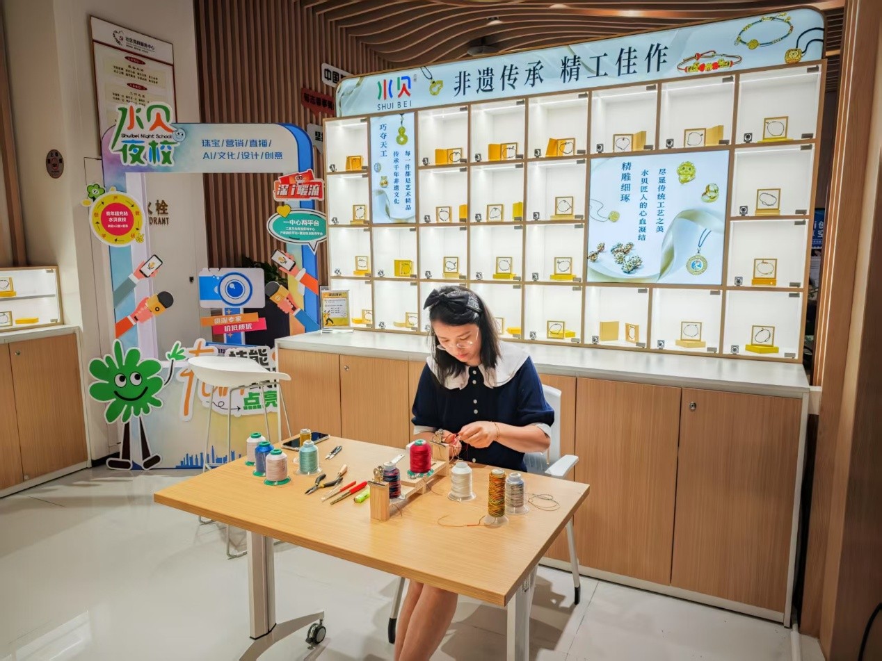 水貝夜校學(xué)員正在展示手工編繩過(guò)程。人民網(wǎng) 肖聰聰攝