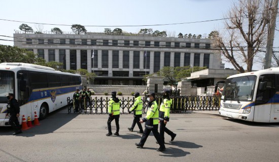 4月3日，在韓國首爾，警察在韓國憲法法院前執(zhí)勤。新華社記者姚琪琳攝