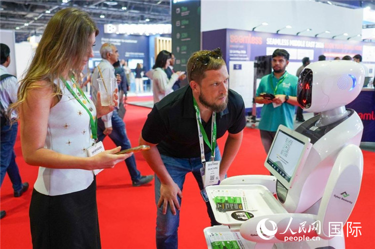 會(huì)上展示的電子支付機(jī)器人。人民網(wǎng) 塔里克·易卜拉欣攝