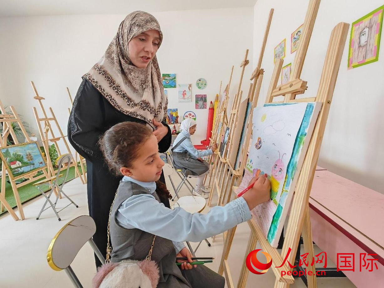 阿爾穆塔?阿里卡特國際學(xué)校的學(xué)生在美術(shù)室上課。人民網(wǎng)記者 管克江攝