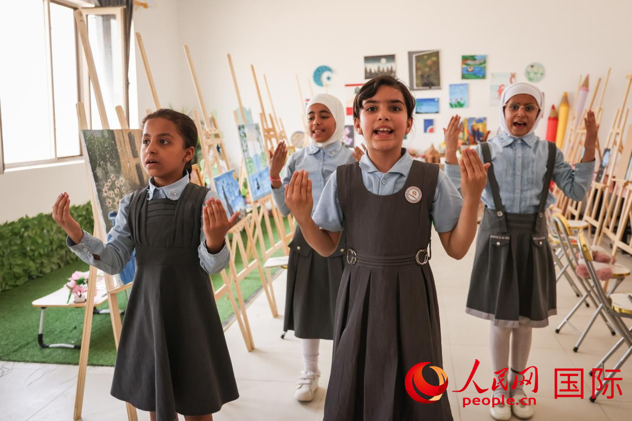 阿爾穆塔?阿里卡特國際學(xué)校的學(xué)生表演舞蹈。人民網(wǎng)記者 薛丹攝