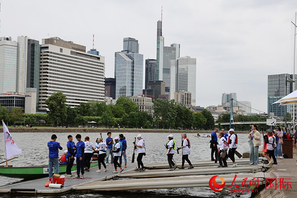 來自美國的快樂龍舟隊(duì)選手們正在登船準(zhǔn)備參賽。人民網(wǎng)記者 劉仲華攝