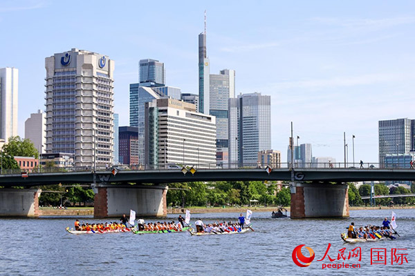 龍舟賽隊(duì)伍奮力揮槳、破浪前行。人民網(wǎng) 依琳攝